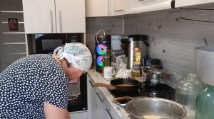 У кого жирнее.В деревне мою полы молоком 😲
Жизнь в деревне.