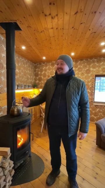 Дом из дров, который реально тёплый

Необычный дом в деревне, который хозяин построил своими руками