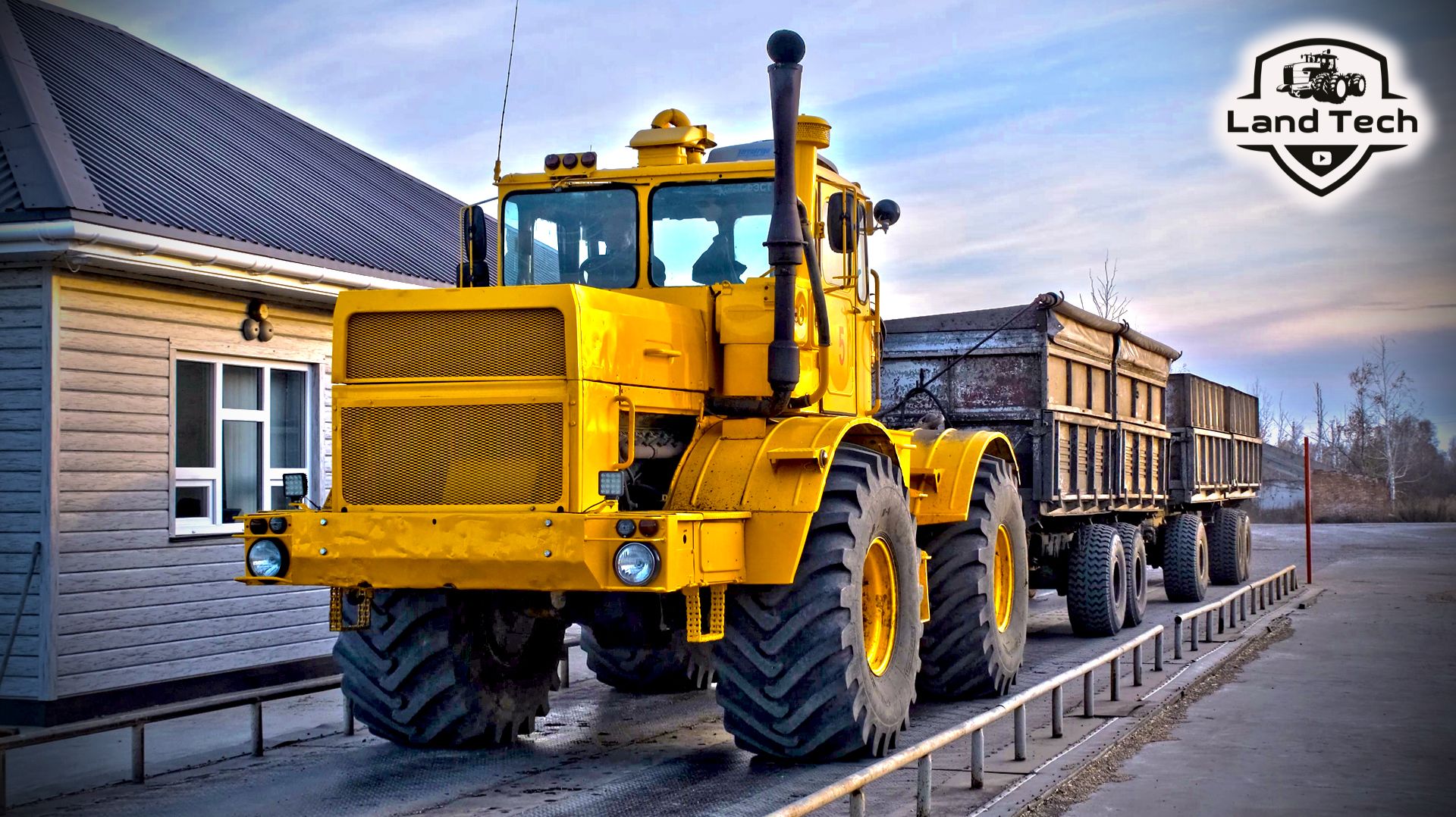 Тракторы Кировец К-700 с двумя прицепами вывозят урожай с поля! Комбайны CLAAS Tucano 450 и 580