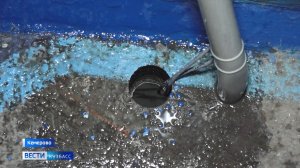 Коричневой водой заливает верхние этажи на Попова в Кемерове