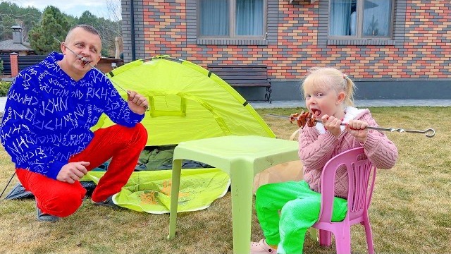 СОФУНЬЯ ШАЛУНЬЯ - СОФИЯ УШЛА В ПОХОД, А НИКУ НЕ ВЗЯЛА. НИКА И ПАПА УШЛИ В СВОЙ ПОХОД.