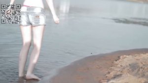 Девушка загорает