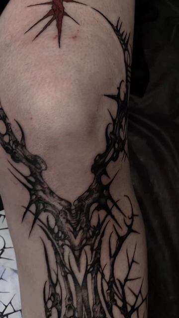 Тату органическая абстракция на голени вокруг колена