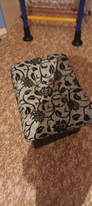 Очень удобный пуфик со встроенным шкафчиком!