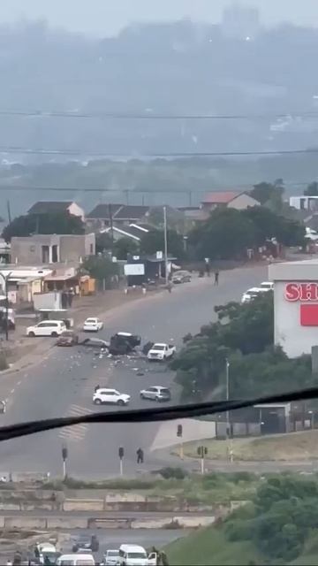 В ЮАР взорвали инкассаторский фургон с деньгами