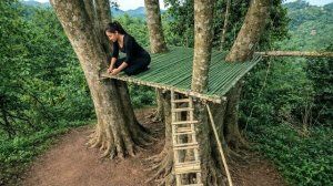 Построила домик на дереве высоко в горах и целыми днями наслаждалась природой. Бушкрафт