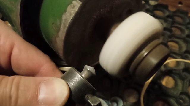 Правка шлифовального круга точила алмазным карандашом