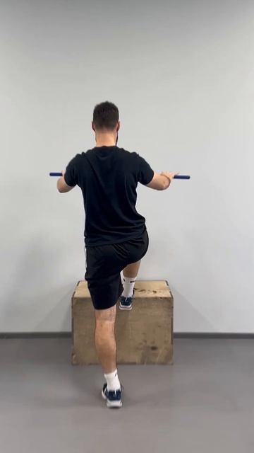 Динамика на тумбе с гимнастической палкой над головой (прямой вектор)