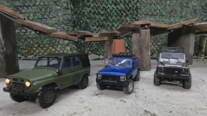 Радиоуправляемые джипы на испытательном полигоне.