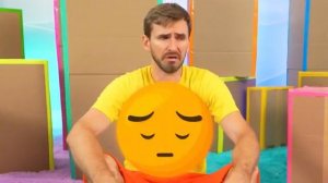 Настя с друзьями играют в прятки в картонных коробках [get.gt]