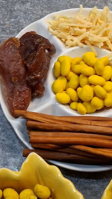 Счастье в солёном😋❤️🔥#орешки #еда #сухарики #икра #вкусно #солёное #сыр #рыбка #сббота #вечер