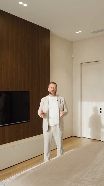 Дом, где гостей ждут: гостевая с гардеробной, панорамным окном и своим санузлом