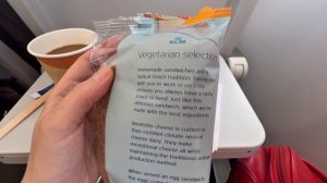 Чем кормит авиакомпания KLM (Royal Dutch Airlines) — нидерландская авиакомпания, если летишь 2 часа.