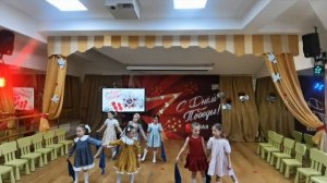 Синий платочек. Танец девочек старшей группы на утреннике 9 мая