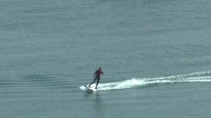 Гуляющие люди на набережной