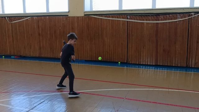 Теннис, Марк. набивание на стене с отскоком 3м, с выведением перед собой