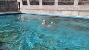 Верхняя Болкария. Дедушка 85 лет купается в бассейне 8 марта 2026