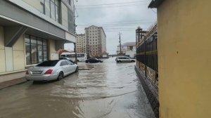Вода вместо асфальта. Мощный ливень затопил улицы Махачкалы