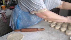 Работа. Я жарю, а Петя ест.