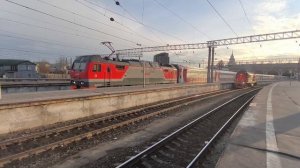 Вечернее прибытие и отправление поездов на Казанском Вокзале .