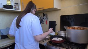 Любашины будни,Леночка,хлопочет на кухне...Болтаем...