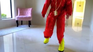 Настя наряжается как кукла