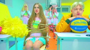 СМАЙЛ ПЕРЕЖИВАЕТ ЗА ПОВЕДЕНИЕ ДИАНЫ😤!!! ЧТО НАТВОРИЛА ДИАНА БУНТАРКА В ШКОЛЕ ЧЕРЛИДЕРШ?