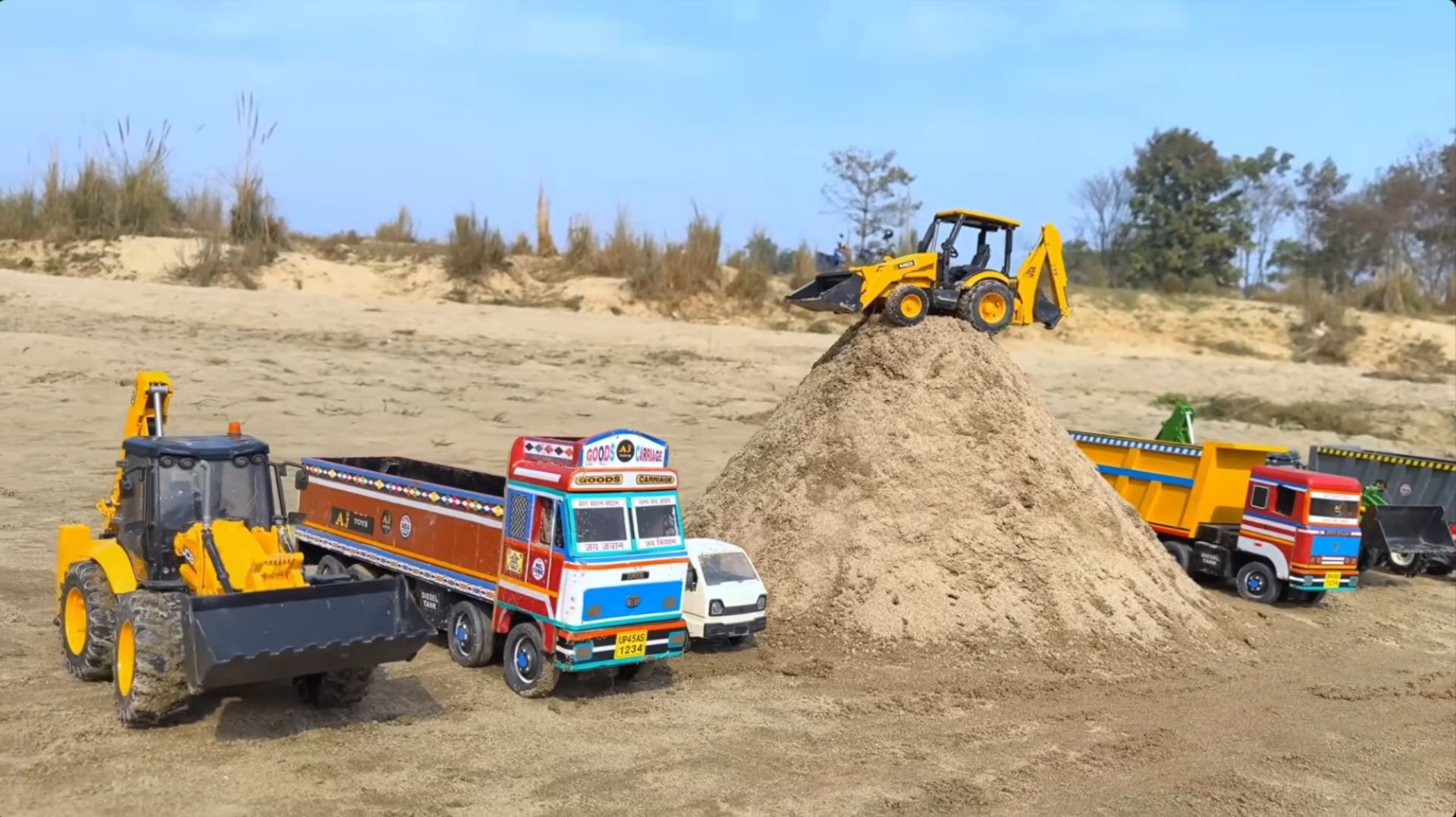 Погрузчик - самосвал для погрузки грязи? | Мультфильм о тракторе