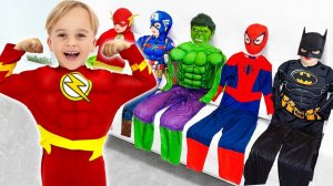 Юный супергерой помогает всем и спасает положение