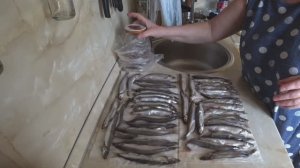 Как я чищу мойву и готовлю оливье на семью: сочная рыба без приправ