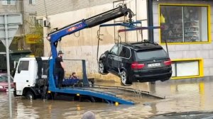 Обстановка на улицах Махачкалы после сильного наводнения