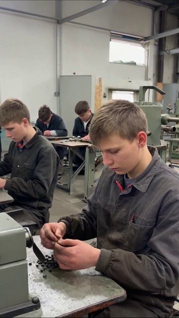 Жизнь в сером: будни без надежды #производство #молодежь #работа