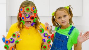 Дети учатся убираться в своих комнатах