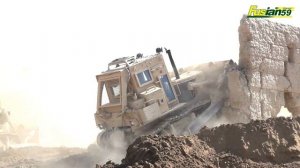 Бульдозер сносит хижины, чтобы расчистить территорию в провинции Кандагар, Афганистан.