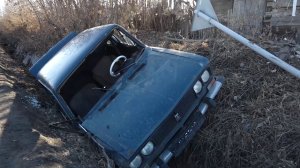 ГОНЩИК СНЕС СТОЛБ, БРОСИЛ АВТОМОБИЛЬ И СКРЫЛСЯ.