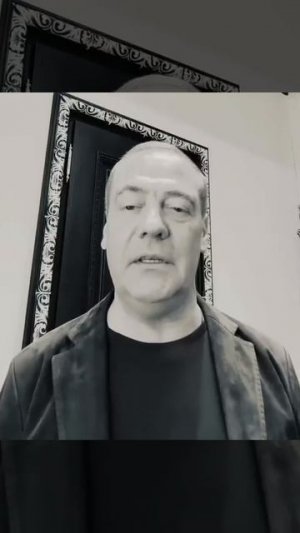😉 Дмитрий Анатольевич травит зелёное насекомое.