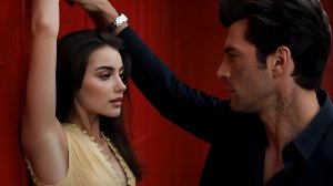 Босс мафии прижал ее к стене и прошептал «Ты ведь надушилась этим парфюмом специально, верно»