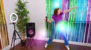 Настя принимает душ с конфет [get.gt]