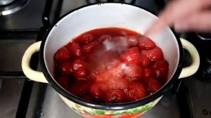 Вкуснейшие блинчики с творогом и клубникой. Обзор приготовления.