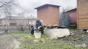 Вместе работаем на участке.Убираем,пашем и сажаем!