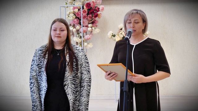 Награждение режиссёра МАУК КДЦ Родина Снежаны Бурковой.