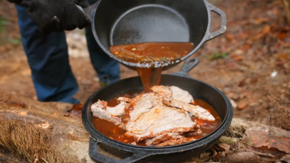 Приготовление нежнейшего мяса в сковороде на костре.