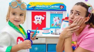 Алиса играет в доктора и помогает всем!