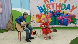 Укулеле и гитара: Маленькой елочке, Кукушка, Лесник