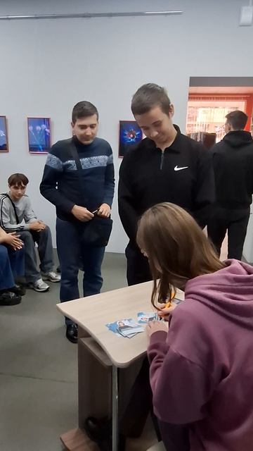 Катя Спиридонова раздаёт автографы в Мысках