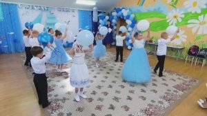 Красивый выход выпускников с шарами. Выпускной в детском саду.