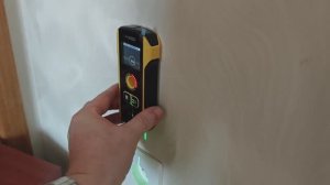 Детектор скрытой проводки FNIRSI WD-02 в режиме минимальной чувствительности
