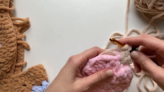 Бабушкин квадрат из плюшевой пряжи. Цветочный квадрат крючком