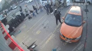‼️🇺🇦В Одессе толпа ТЦКшников на пяти машинах  задержали единственного работника СТО !!!