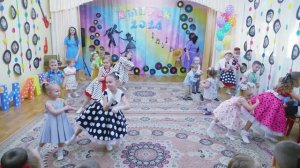 Танец малышей с выпускниками.